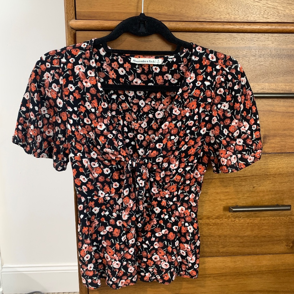 Abercrombie cropped tie front blouse